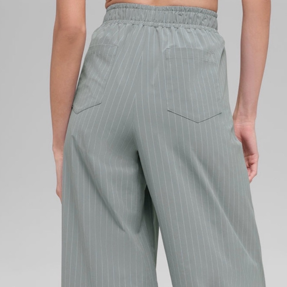 ALO Yoga Women’s Gray Striped Dress Pants - Picture 4 of 8